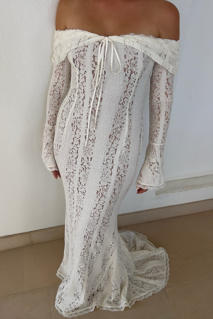 Indira | Robe en Dentelle à Épaules Dégagées